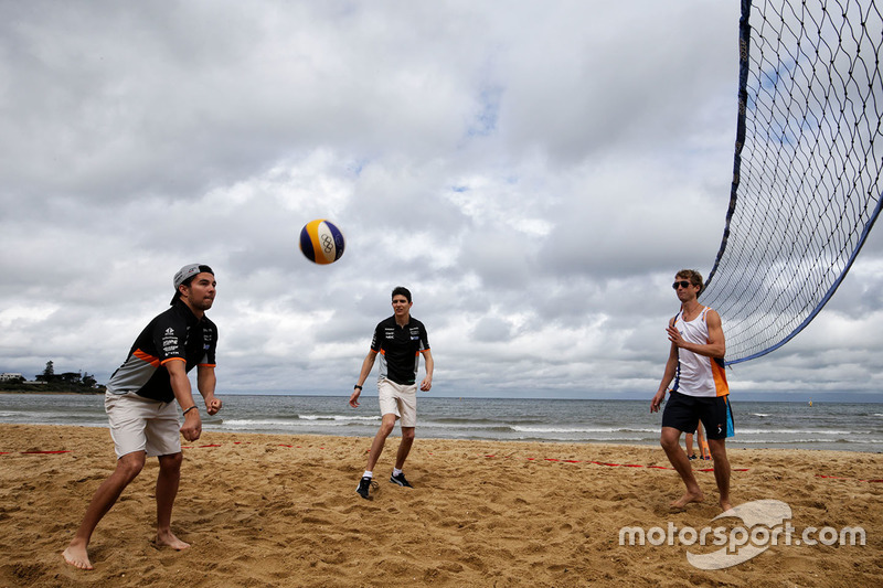 Sergio Pérez, Sahara Force India F1 y Esteban Ocon, Sahara Force India F1 juegan voleibol en la playa de Brighton