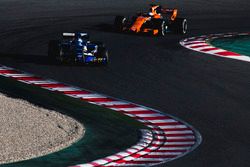 Marcus Ericsson, Sauber C36, y Fernando Alonso, McLaren MCL32