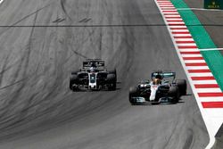 Romain Grosjean, Haas F1 Team VF-17, Lewis Hamilton, Mercedes AMG F1 F1 W08