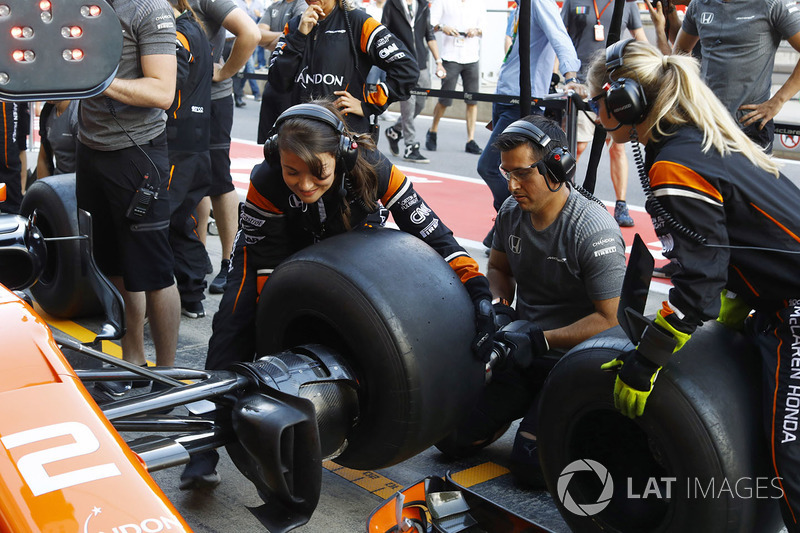 Женский пит-стоп: McLaren