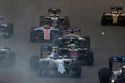 Valtteri Bottas, Williams FW38, devant Jenson Button, McLaren MP4-31 et Romain Grosjean, Haas VF-16, au départ