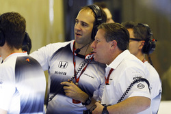 Zak Brown en Tom Stallard, McLaren in de garage