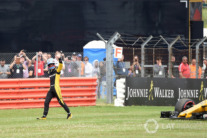 Race retiree Jolyon Palmer, Renault Sport F1 Team after stopping on track on the parade lap