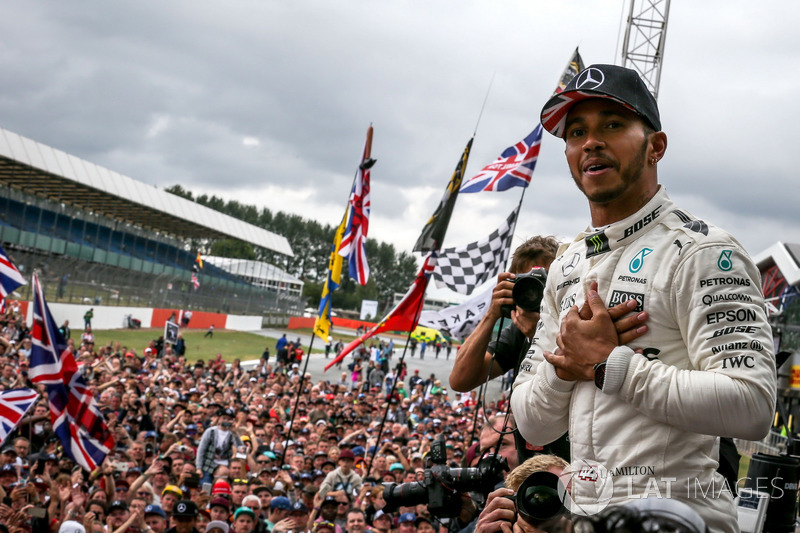 Ganador de la carrera Sam Bird, DS Virgin Racing Lewis Hamilton, Mercedes AMG F1 celebra con los fan