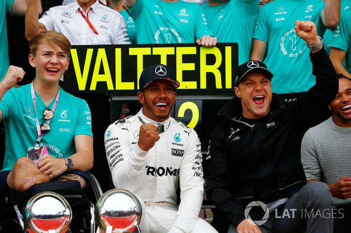 Ganador de la carrera Lewis Hamilton, Mercedes AMG F1, celebra con Billy Monger y el equipo