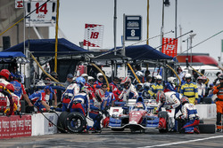 Carlos Muñoz, A.J. Foyt Enterprises Chevrolet pit stop