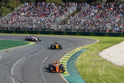 Fernando Alonso, McLaren MCL32, devant Nico Hulkenberg, Renault Sport F1 Team RS17, et Esteban Ocon, Force India VJM10