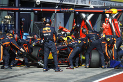 Max Verstappen, Red Bull Racing RB13, s'arrête au stand