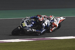 Loris Baz dépasse Jorge Lorenzo, Ducati Team