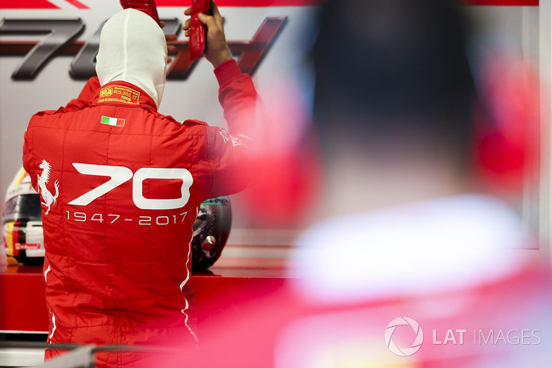 Себастьян Феттель, Ferrari, з написом 70-ти річчя Ferrari на одязі