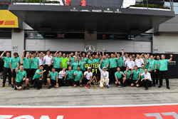 Гонщик Mercedes AMG F1 Валттери Боттас празднует победу вместе с Льюисом Хэмилтоном и командой
