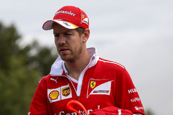 Ознакомление с трассой: гонщик Ferrari Себастьян Феттель