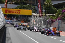 Carlos Sainz Jr., Scuderia Toro Rosso STR12 en la arrancada