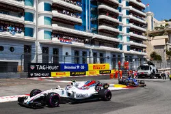 Lance Stroll, Williams FW40; Marcus Ericsson, Sauber C36