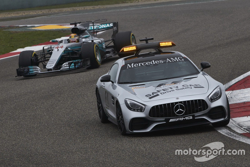 Safety-Car vor Lewis Hamilton, Mercedes AMG F1 W08