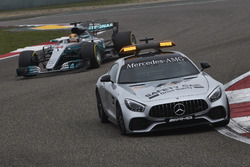 Safety Car delante de Lewis Hamilton, Mercedes AMG F1 W08
