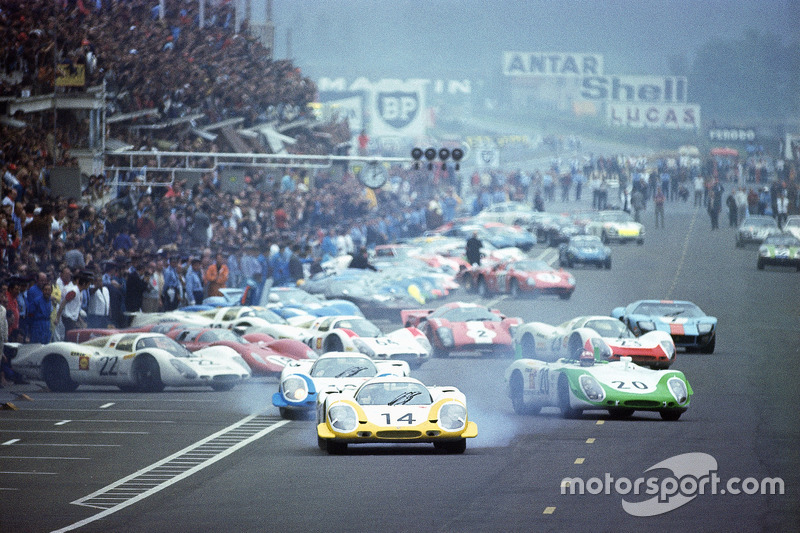 De laatste echte Le Mans-start: Rolf Stommelen, Porsche 917, aan de leiding, gevolgd door Vic Elford's en Jo Siffert's Porsches LeMans 1969