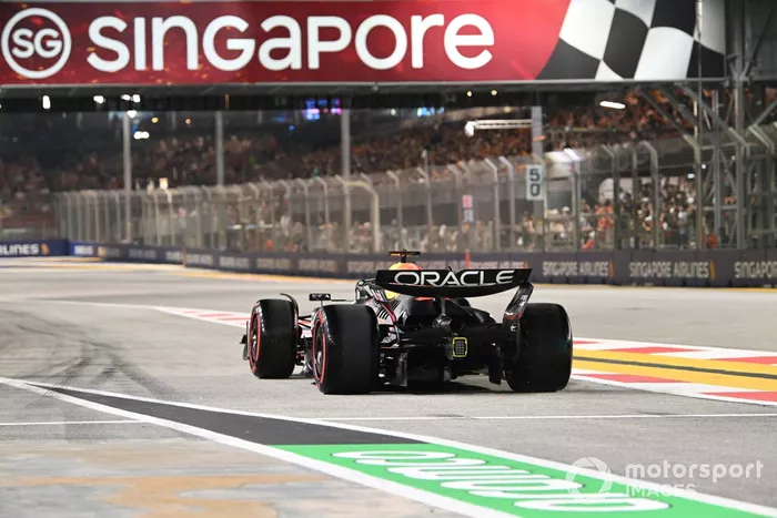 Max Verstappen, Red Bull Racing RB20, sale del pit lane 