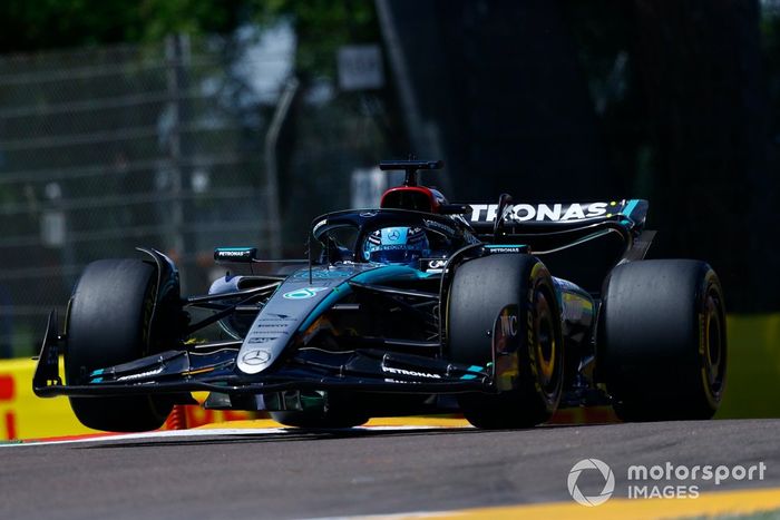 George Russell, Mercedes F1 W15, levanta una rueda