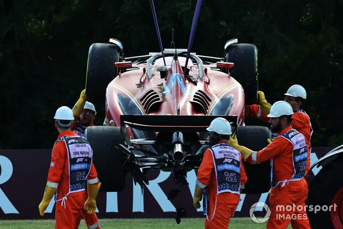 Los comisarios retiran el coche dañado de Charles Leclerc, Ferrari SF-24, del circuito