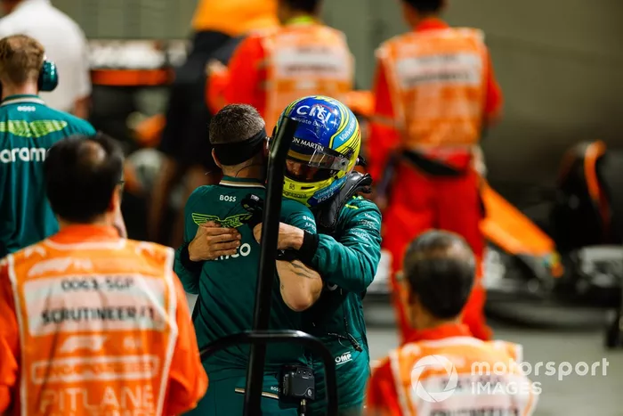 Fernando Alonso, Aston Martin F1 Team, celebra con un compañero de equipo en Parc Ferme tras la clasificación