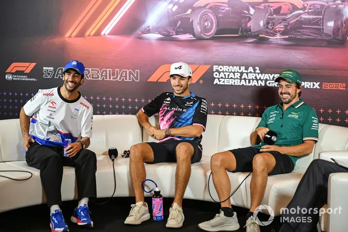 Daniel Ricciardo, Visa Cash App RB F1 Team, Pierre Gasly, Alpine F1 Team, et Fernando Alonso, Aston Martin F1 Team
