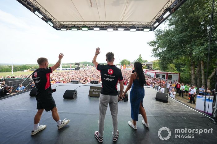 Kevin Magnussen, Haas F1 Team, Nico Hulkenberg, Haas F1 Team, en el escenario de un acto con aficionados