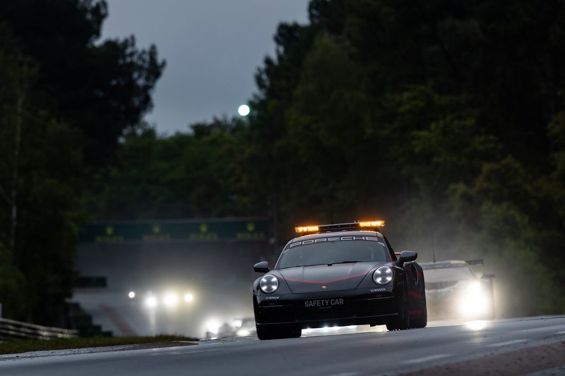 Samochód bezpieczeństwa na torze