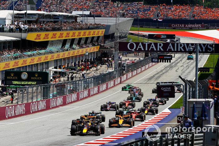 Max Verstappen, Red Bull Racing RB20, Lando Norris, McLaren MCL38, Oscar Piastri, McLaren MCL38, o resto do pelotão no início do Sprint