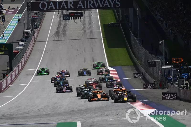Max Verstappen, Red Bull Racing RB20, Lando Norris, McLaren MCL38, Oscar Piastri, McLaren MCL38, mènent le peloton pour le départ du Sprint.