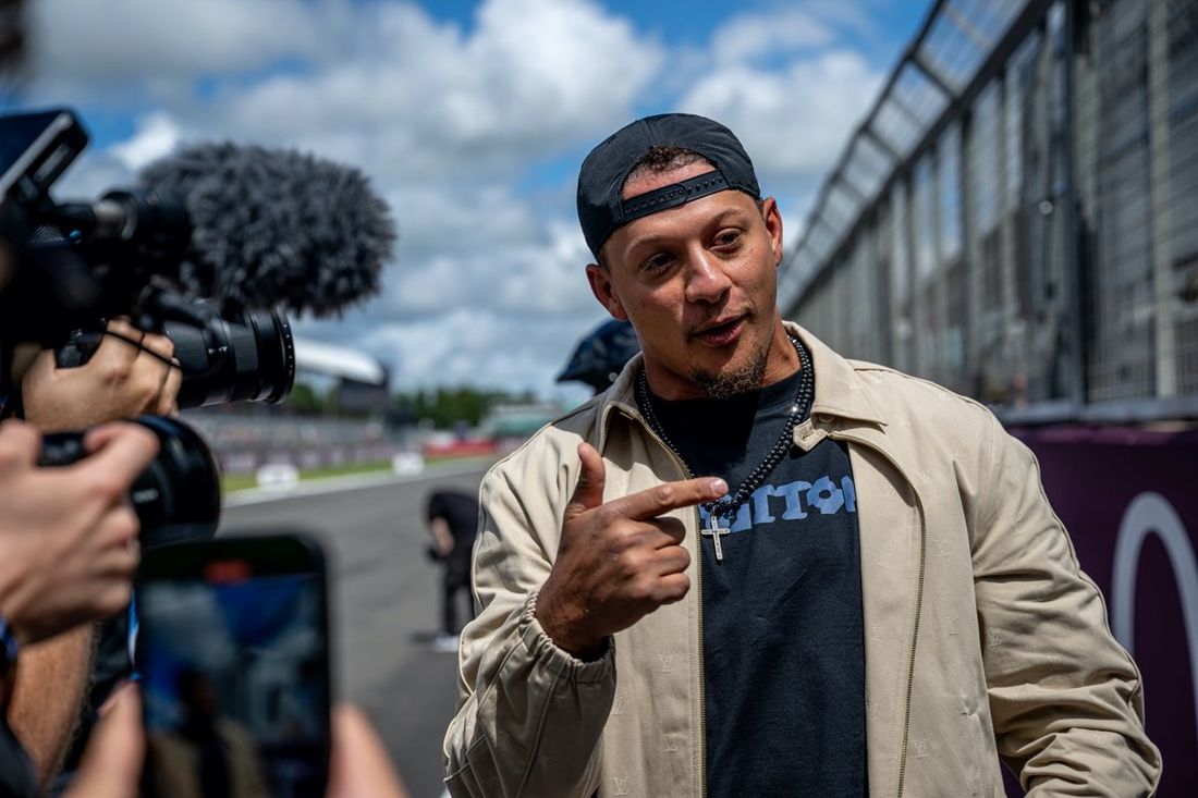 Patrick Mahomes, quarterback de fútbol americano, se prepara para una carrera de Pirelli Hot Laps en un Alpine.