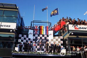 Podio: el ganador de la carrera Sebastian Vettel, Red Bull Racing, segundo lugar Lewis Hamilton, McLaren, tercer lugar Vitaly Petrov, Lotus Renault GP