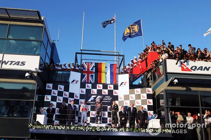 Podio: el ganador de la carrera Sebastian Vettel, Red Bull Racing, segundo lugar Lewis Hamilton, McLaren, tercer lugar Vitaly Petrov, Lotus Renault GP