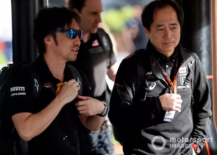 Ayao Komatsu, Chief Race Engineer, Haas F1 and Toyoharu Tanabe, F1 Technical Director, Honda arrive at the circuit