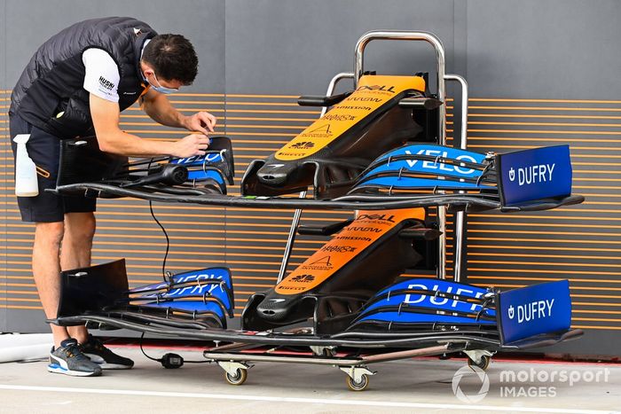 Un mecánico de McLaren trabaja en los endplates