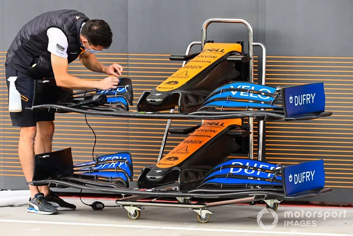 Un mecánico de McLaren trabaja en los endplates