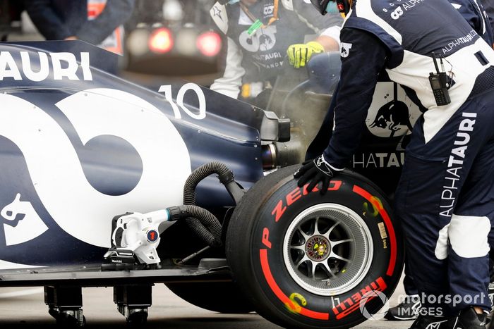 Pierre Gasly, AlphaTauri AT01, se retira con una unidad de potencia humeante