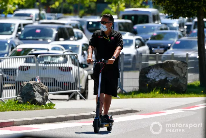 Un mecánico de Haas en una scooter