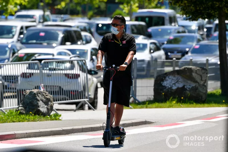 Un mecánico de Haas en una scooter