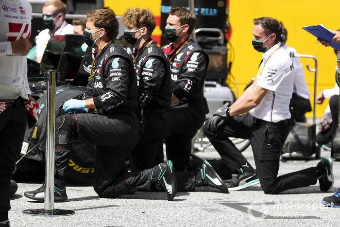 Los mecánicos del Mercedes se arrodillan