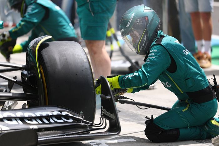 Aston Martin F1 Team pitstop practice.