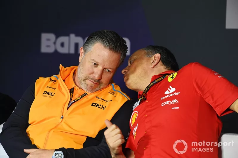 Zak Brown, PDG de McLaren Racing, et Frédéric Vasseur, directeur d'équipe et directeur général de la Scuderia Ferrari. 