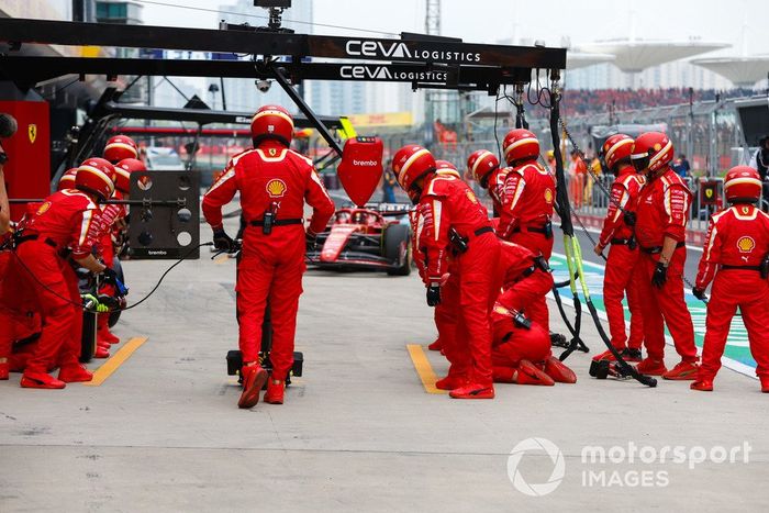 Carlos Sainz, Ferrari SF-24, entra a boxes