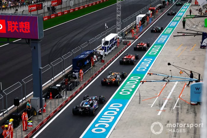 Charles Leclerc, Ferrari SF-24, Oscar Piastri, McLaren MCL38, Esteban Ocon, Alpine A524, sortie des stands