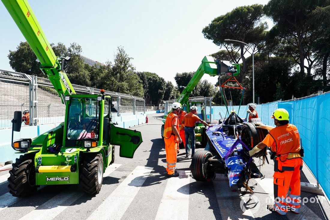 Los comisarios retiran el coche de Edoardo Mortara, Maserati Racing, Maserati Tipo Folgore, con una grúa tras un fuerte accidente en la 9ª vuelta.