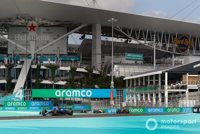 Alex Albon, Williams FW45, Lewis Hamilton, Mercedes F1 W14, Yuki Tsunoda, AlphaTauri AT04