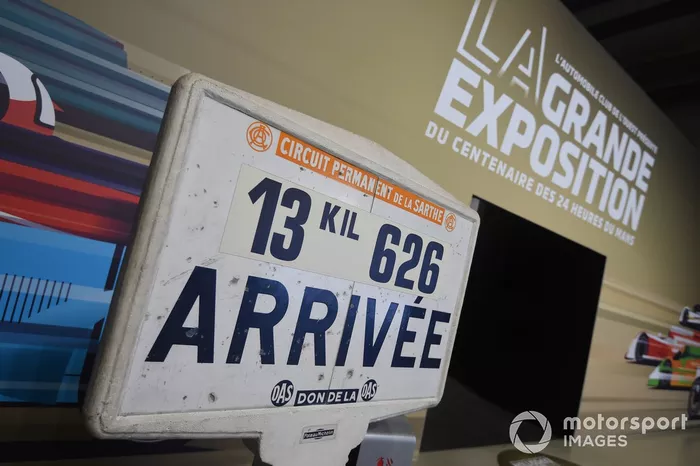 La Grande Exposition con una storica segnaletica di arrivo da Le Mans