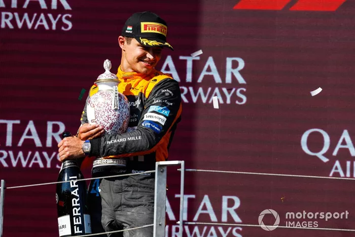 Lando Norris, McLaren, 2ª posición, con su trofeo y champán