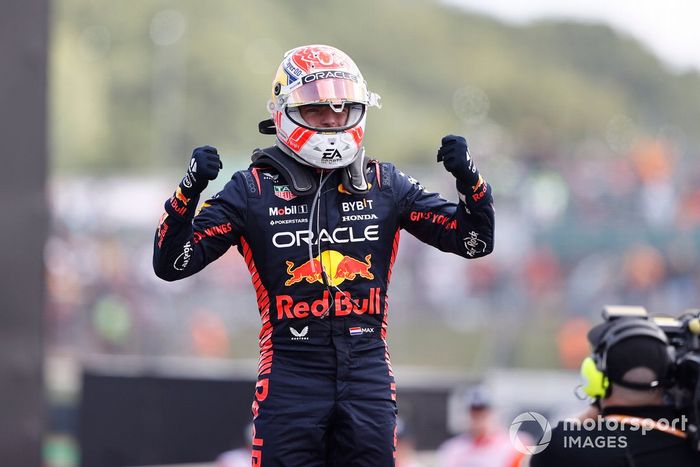 Max Verstappen, Red Bull Racing, 1ª posición, celebra su llegada al Parc Ferme