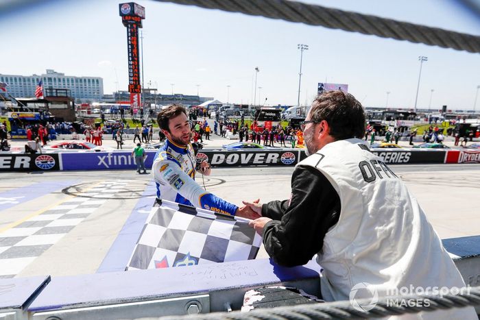 Ganador Chase Elliott, Hendrick Motorsports, NAPA Auto Parts Chevrolet Camaro celebra la victoria en la DuraMAX Drydene 400.